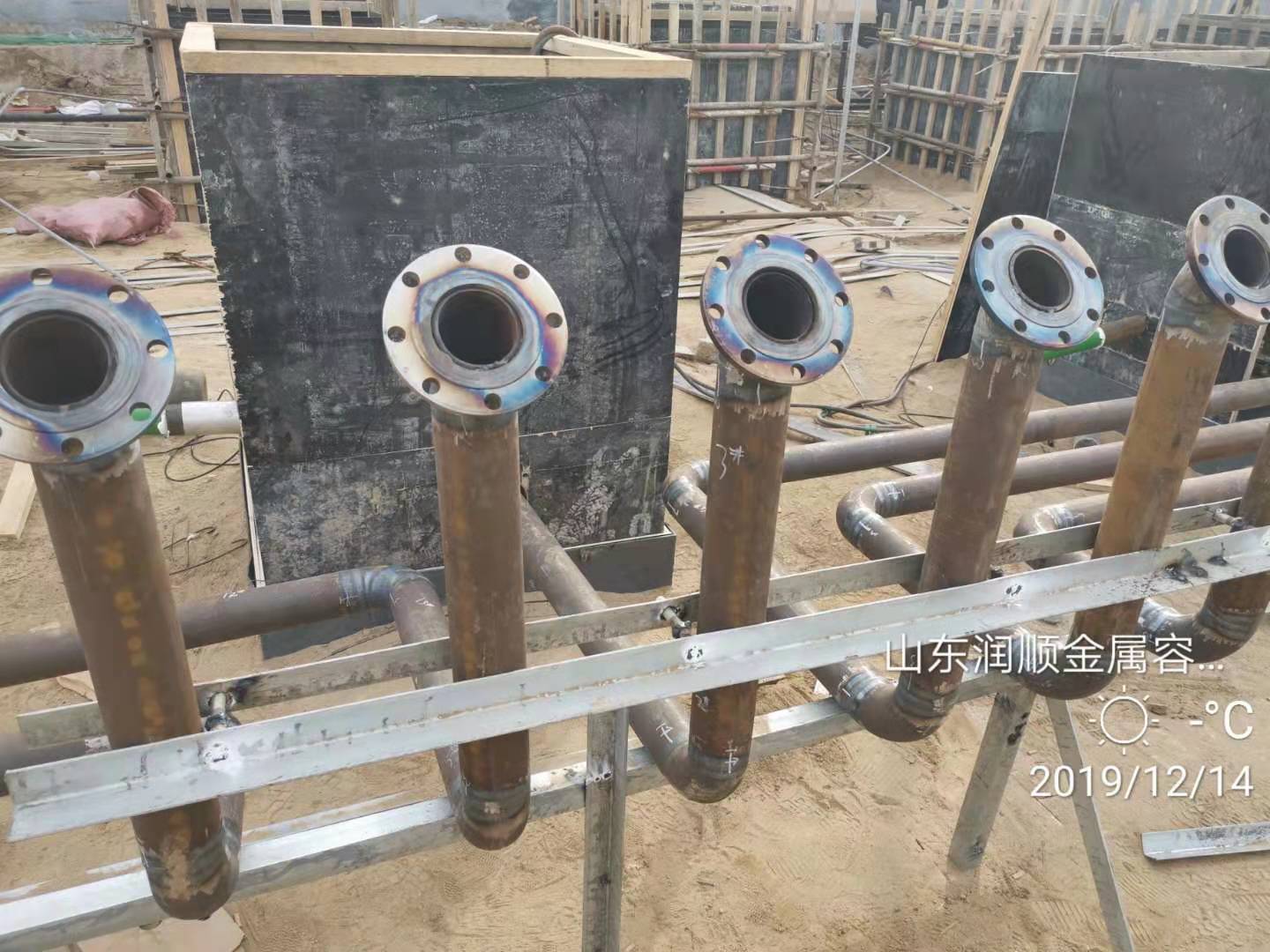 加油站施工进行中,无缝钢管100%探伤。